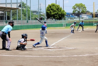１回、右前に打球を放つ西脇野球スポーツ少年団の児玉陵平主将＝グリーンヒル・スタジアム