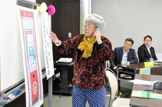 防犯寸劇でおばあさん役を務める秦亮人さん＝小野市うるおい交流館エクラ