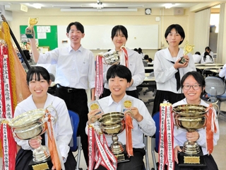 珠算と電卓で団体・個人とも初の完全優勝を果たしたビジネスライセンス部員＝小野高校