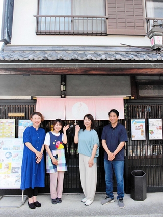伊藤文代さん（右から２人目）ら「わくわく教室」のスタッフ＝加東市社、「語り里～ゆらの」