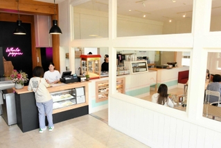 海外のドライブインをテーマに改装した店内＝多可町加美区門村