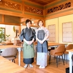 着物で店を切り盛りする清水さん夫妻＝多可町加美区寺内