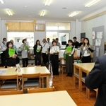 西脇東中の図書室を見学する委員ら＝西脇市鹿野町