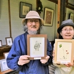 自作を手にする泉井小太郎さん（左）と、妻の音座マリカさん＝羅漢寺