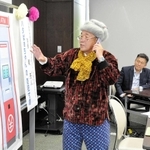 防犯寸劇でおばあさん役を務める秦亮人さん＝小野市うるおい交流館エクラ