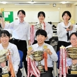 珠算と電卓で団体・個人とも初の完全優勝を果たしたビジネスライセンス部員＝小野高校