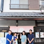 伊藤文代さん（右から２人目）ら「わくわく教室」のスタッフ＝加東市社、「語り里～ゆらの」