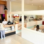 海外のドライブインをテーマに改装した店内＝多可町加美区門村
