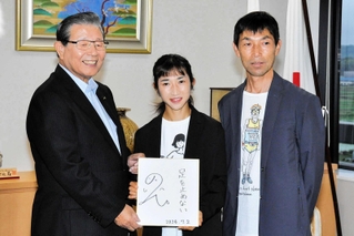 蓬萊務市長（左）から激励を受けた田中希実選手（中央）と健智コーチ＝小野市役所