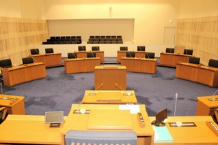 加東市議会の議場。１６の議席は維持か、減少かの議論が進む＝加東市社