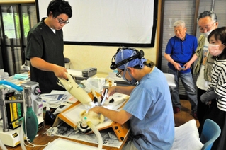 不妊去勢手術を見守るボランティアら＝小野市池田町