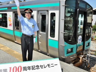 ＪＲ加古川線の記念イベントに登場した六角精児さん＝西脇市野村町