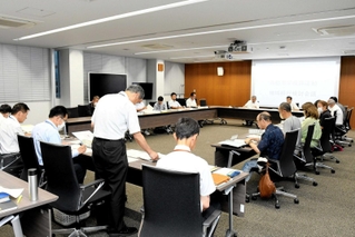 中学部活動の地域移行について話し合われた会議＝西脇市役所