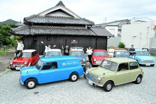 「クラシックミニ」の愛好家が集まる「シマ３０５」＝西脇市嶋
