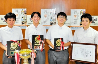 コンピューター部の（左から）石田純一郎さん、小池律輝さん、曽根鳳人さん、高見龍壱さん＝小野工業高校