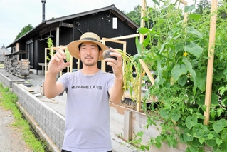 開設した宿泊施設の前に立つ伊藤大悟さん＝加西市青野町
