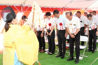 工事の安全を願う吉田町長（前列右）ら＝多可町中区岸上