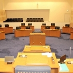 加東市議会の議場。１６の議席は維持か、減少かの議論が進む＝加東市社