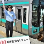 ＪＲ加古川線の記念イベントに登場した六角精児さん＝西脇市野村町