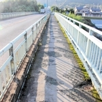 拡幅を求め署名活動が進む、滝野大橋の歩道＝加東市内