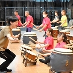 和太鼓講座の受講生を指導する山田純平さん（左手前）＝加西市民会館