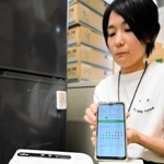 冷蔵庫に貼り付けて使う「まもりこ」の端末（手前右）。左は緊急通報システムの通報装置＝加西市役所