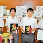 コンピューター部の（左から）石田純一郎さん、小池律輝さん、曽根鳳人さん、高見龍壱さん＝小野工業高校