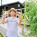 開設した宿泊施設の前に立つ伊藤大悟さん＝加西市青野町