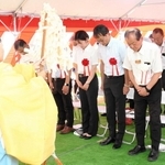 工事の安全を願う吉田町長（前列右）ら＝多可町中区岸上