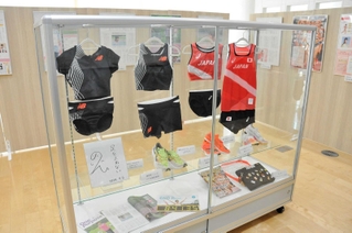 田中希実選手のウエアなどを展示した企画展＝小野市役所