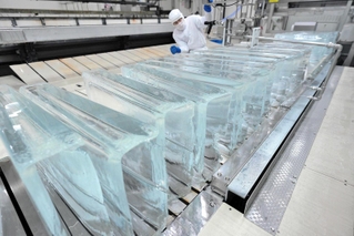 アイス缶から抜き取られたばかりの氷＝西脇市上比延町