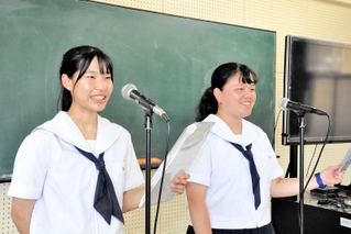 甲子園の司会に向け、練習する山口彩葉さん（左）と藤本朋花さん＝小野高校