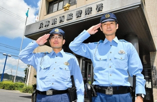 地道なパトロールで空き巣被害の拡大を防いだ日野達夫警部補（左）と的野倫幸巡査部長＝西脇市郷瀬町