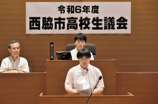 議場で質問する高校生＝西脇市下戸田