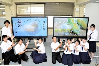 それぞれ推奨する新商品をＰＲするビジネス探究科の３年生＝小野高校