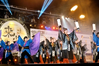 おの恋大賞に輝いた「踊っこひおか」の演舞＝小野市役所駐車場