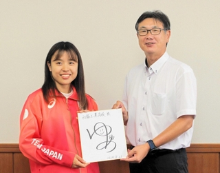 橋本智稔校長（右）にサインを渡す後藤夢選手＝西脇工業高校