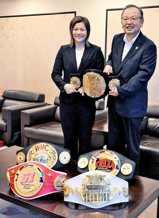 Ｋ－１のチャンピオンベルトを手にするＳＡＨＯ選手（左）と高橋晴彦市長。手前には過去に獲得した４本のベルトも＝加西市役所
