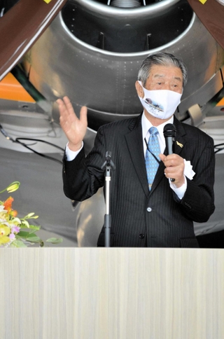 ｓｏｒａかさいの開業式典で研究の歩みを語る上谷昭夫さん＝加西市鶉野町、２０２２年４月１３日
