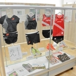 田中希実選手のウエアなどを展示した企画展＝小野市役所