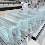 アイス缶から抜き取られたばかりの氷＝西脇市上比延町