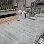 アイス缶から抜き取られたばかりの氷＝西脇市上比延町