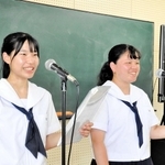 甲子園の司会に向け、練習する山口彩葉さん（左）と藤本朋花さん＝小野高校
