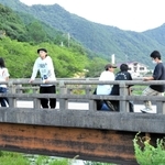 吉田田タカシさん（左から３人目）と恵まれた自然に目を向け、アイデアを膨らませる中学生＝多可町中区鍛冶屋