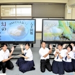 それぞれ推奨する新商品をＰＲするビジネス探究科の３年生＝小野高校
