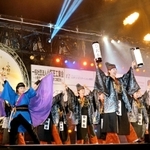 おの恋大賞に輝いた「踊っこひおか」の演舞＝小野市役所駐車場