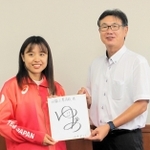 橋本智稔校長（右）にサインを渡す後藤夢選手＝西脇工業高校