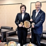 Ｋ－１のチャンピオンベルトを手にするＳＡＨＯ選手（左）と高橋晴彦市長。手前には過去に獲得した４本のベルトも＝加西市役所