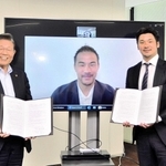 協定を結んだ（右から）マイスターの岡良一代表理事と岡崎慎司理事、蓬萊務市長＝小野市役所