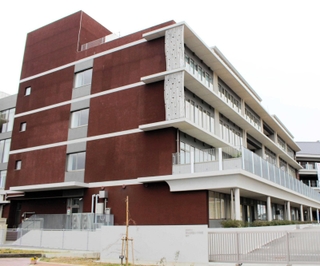 小中の教職員が勤務する東条学園小中学校＝加東市天神